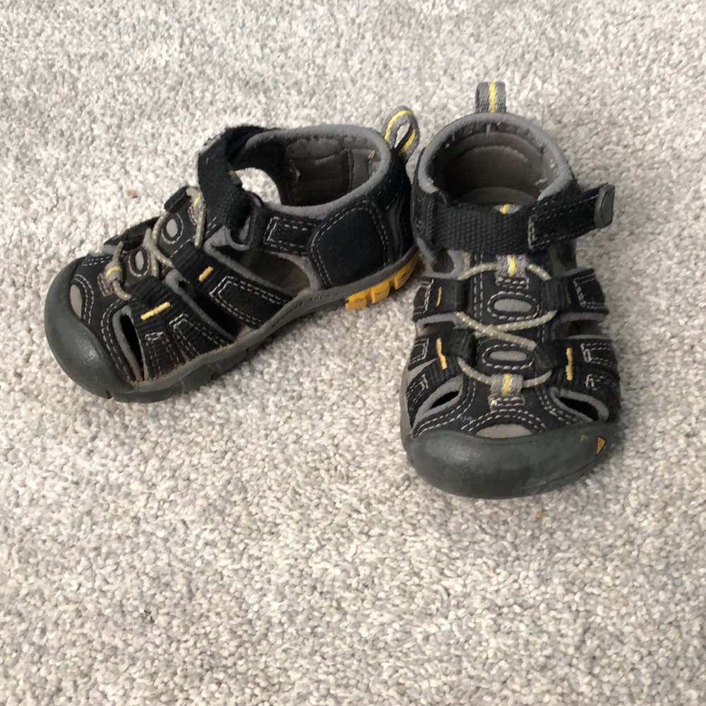 Keen size 5 toddler shoes - Picture 5 of 6